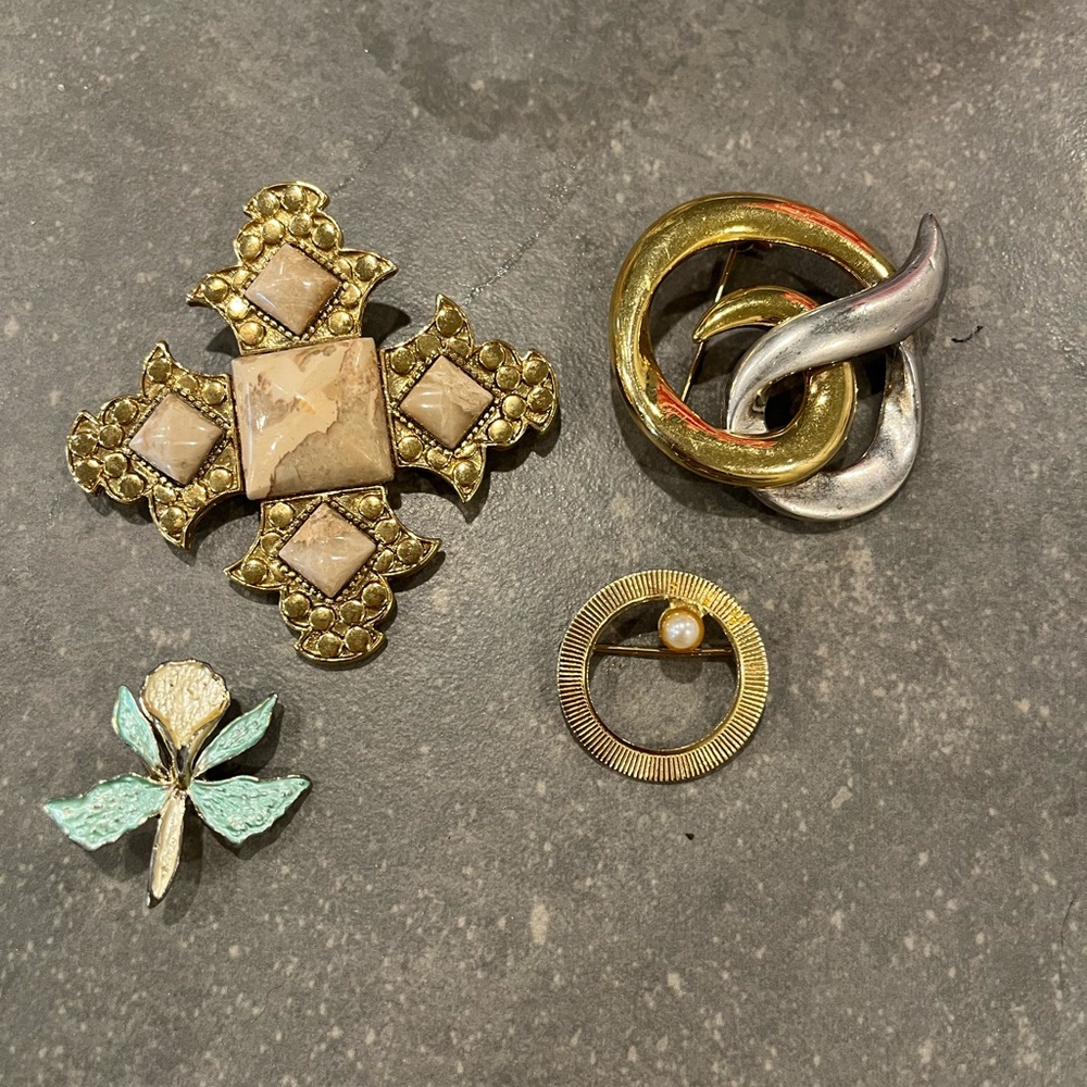 4 Estate Brooches in Good Condition